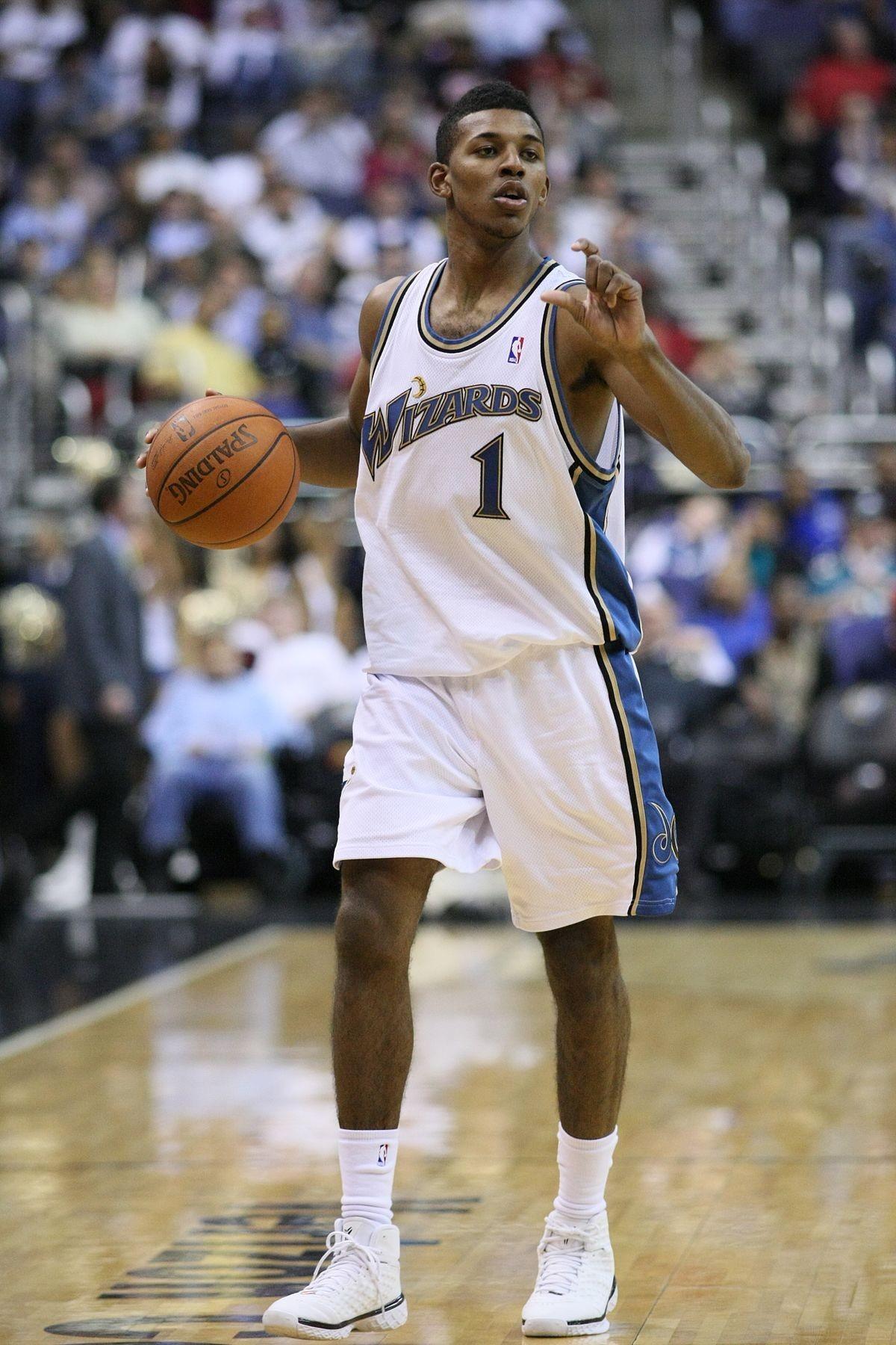 普利希奇：魔笛确实送了手机；看年轻队友表演会让我尬穿地心（普利希奇：魔笛确实送了手机；看年轻队友表演我尴尬到想钻地缝）