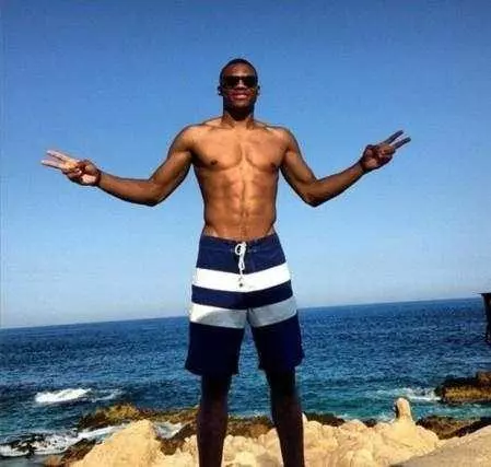 队报：巴黎在考虑引进一名右路后防多面手，有意埃里克-加西亚（队报：巴黎考虑补强右路防线，锁定多面手埃里克-加西亚）