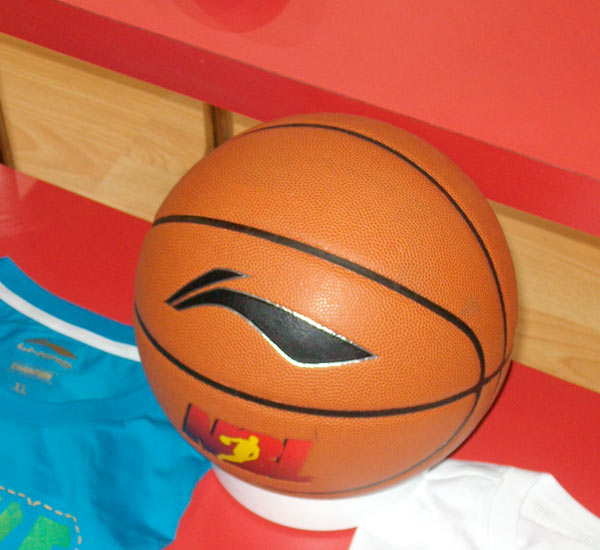 齐达内访华与樊振东互动，展现球技，赞其乒乓球成就，两人友好交流，共话皇马。（齐达内访华与樊振东同台互动，秀球技点赞其乒乓成就，友好交流共话皇马）