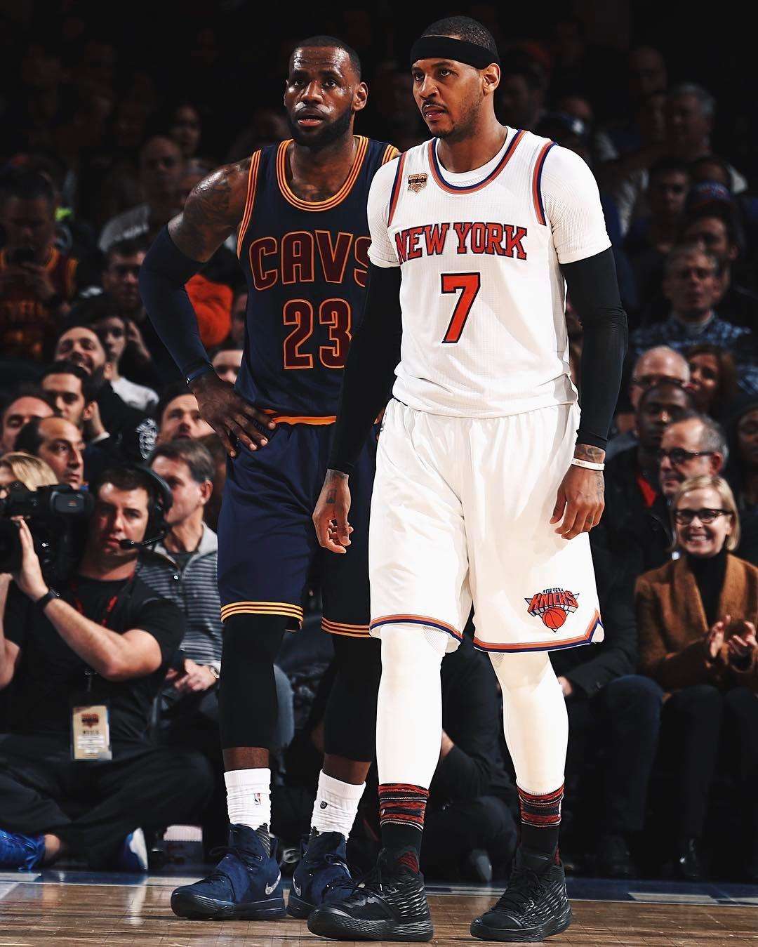 萨拉赫态度转变，支持继续效力，愿承担替补角色，助力斯洛特培养新星，有望参加国家队比赛。（萨拉赫态度转暖，愿留队承担替补，助斯洛特提携新秀，并有望出战国家队比赛）